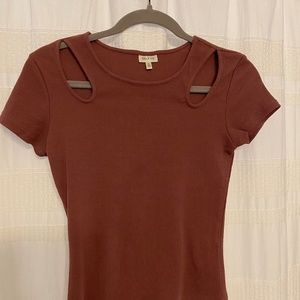 Selfie Leslie maroon top